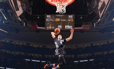 开云体育在线-当英超争冠战遇上掘金与广东队，一场跨越时空的体育叙事