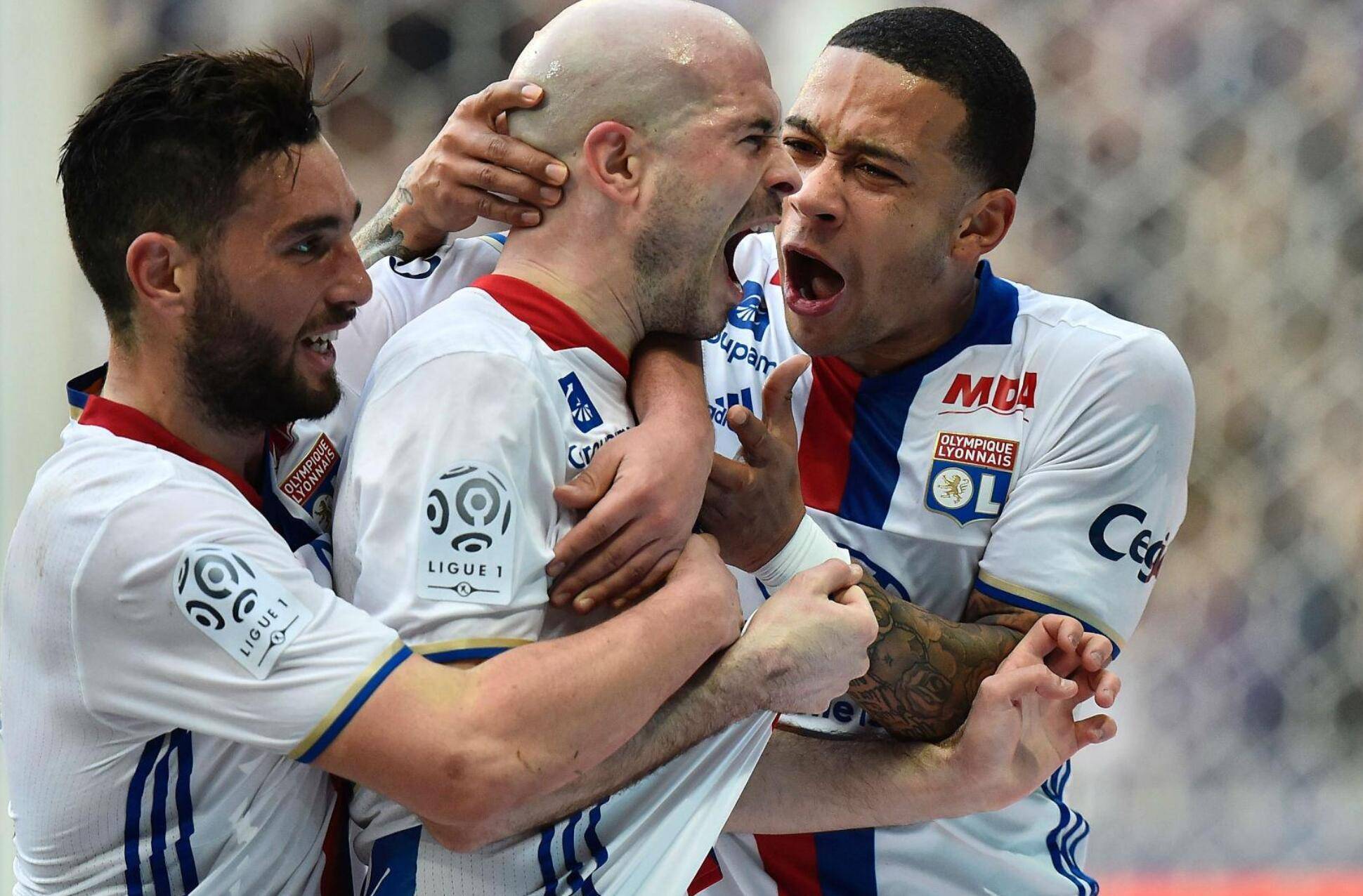 里昂在主场战平了克鲁杰，小组出局