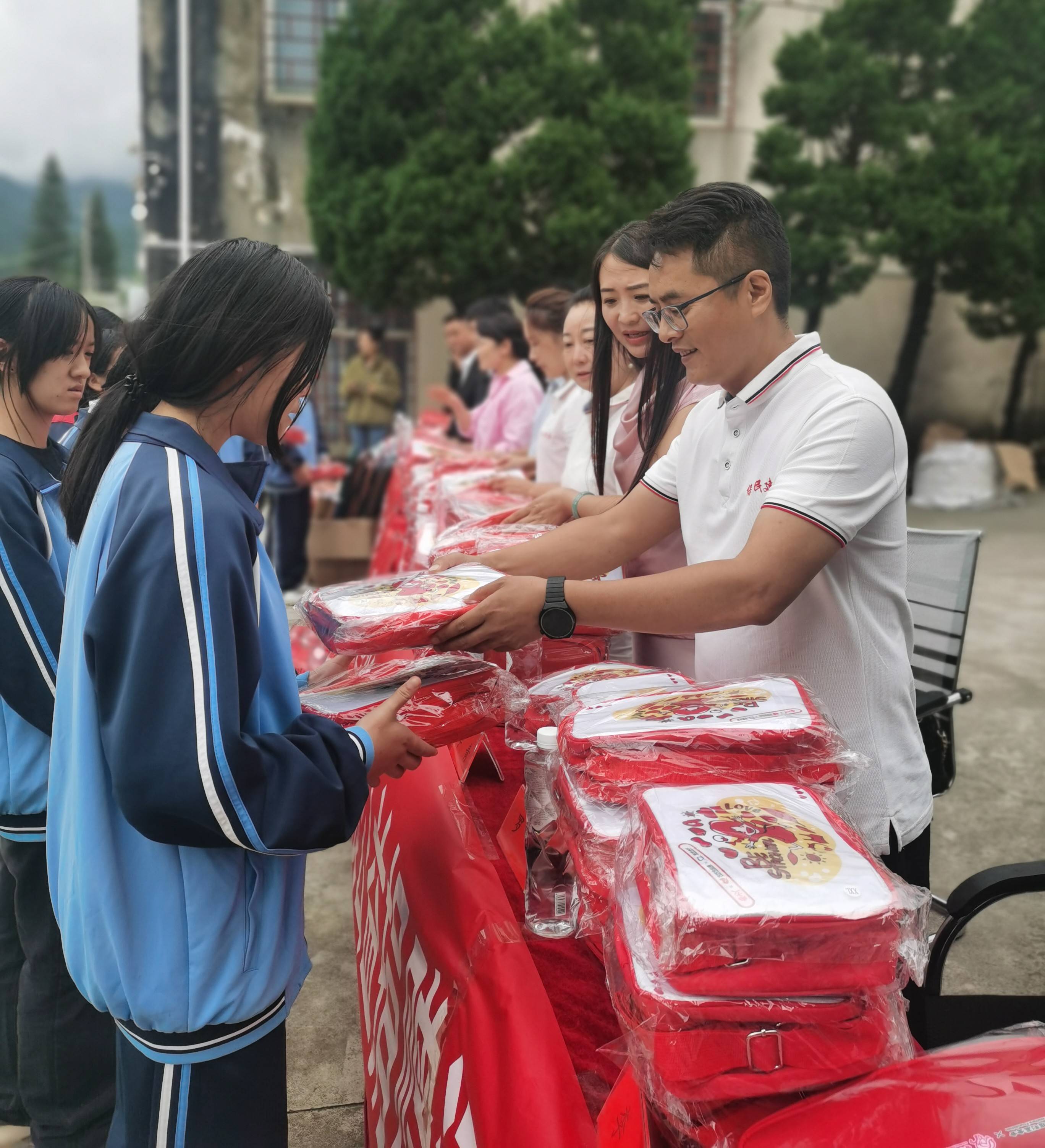 包含球队举行爱心公益活动,向当地慈善机构捐赠的词条 包含球队举行爱心公益活动,向当地慈善机构捐赠的词条