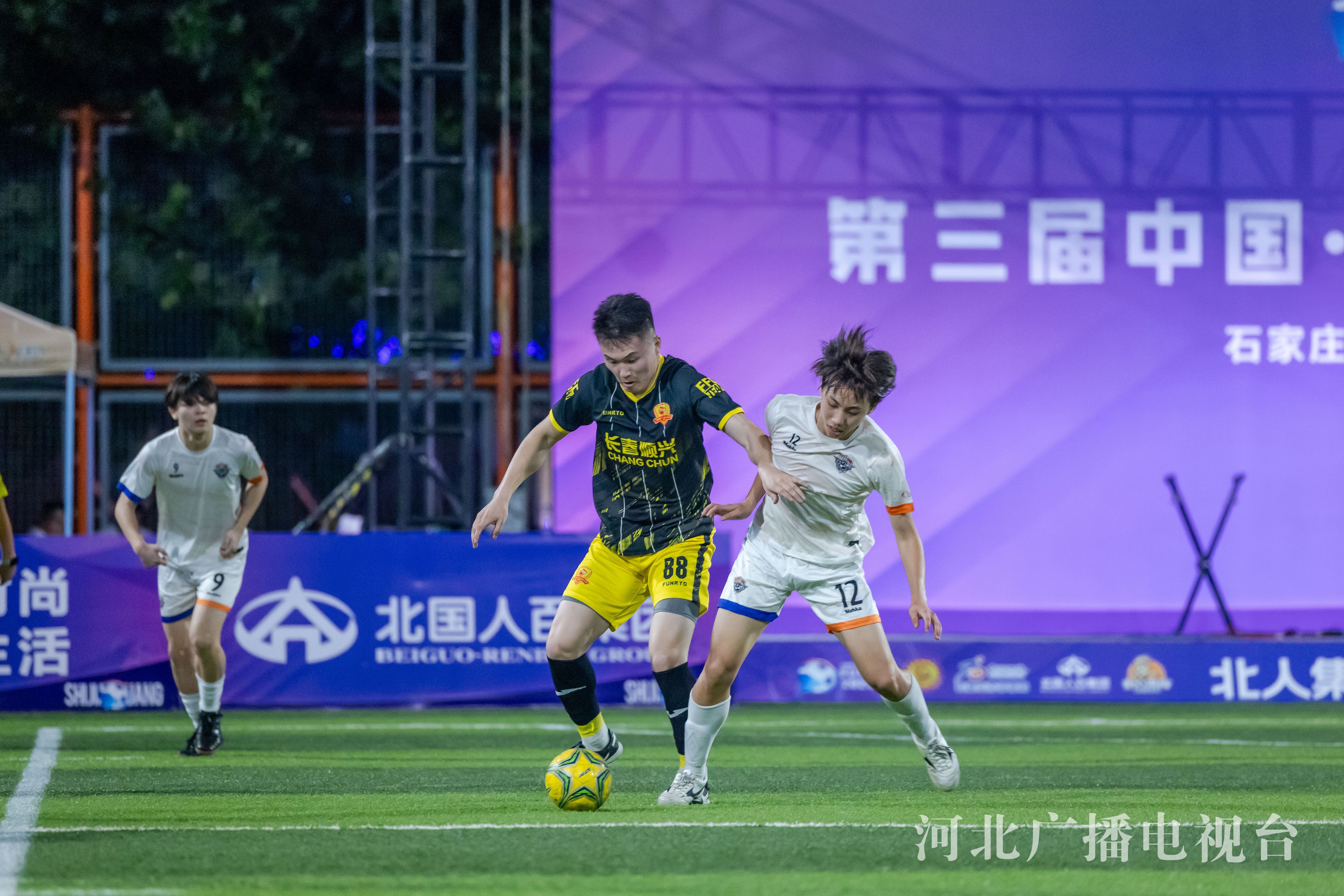 足球擂台上共决胜负,双方实力均衡的简单介绍 足球擂台上共决胜负,双方实力均衡的简单介绍