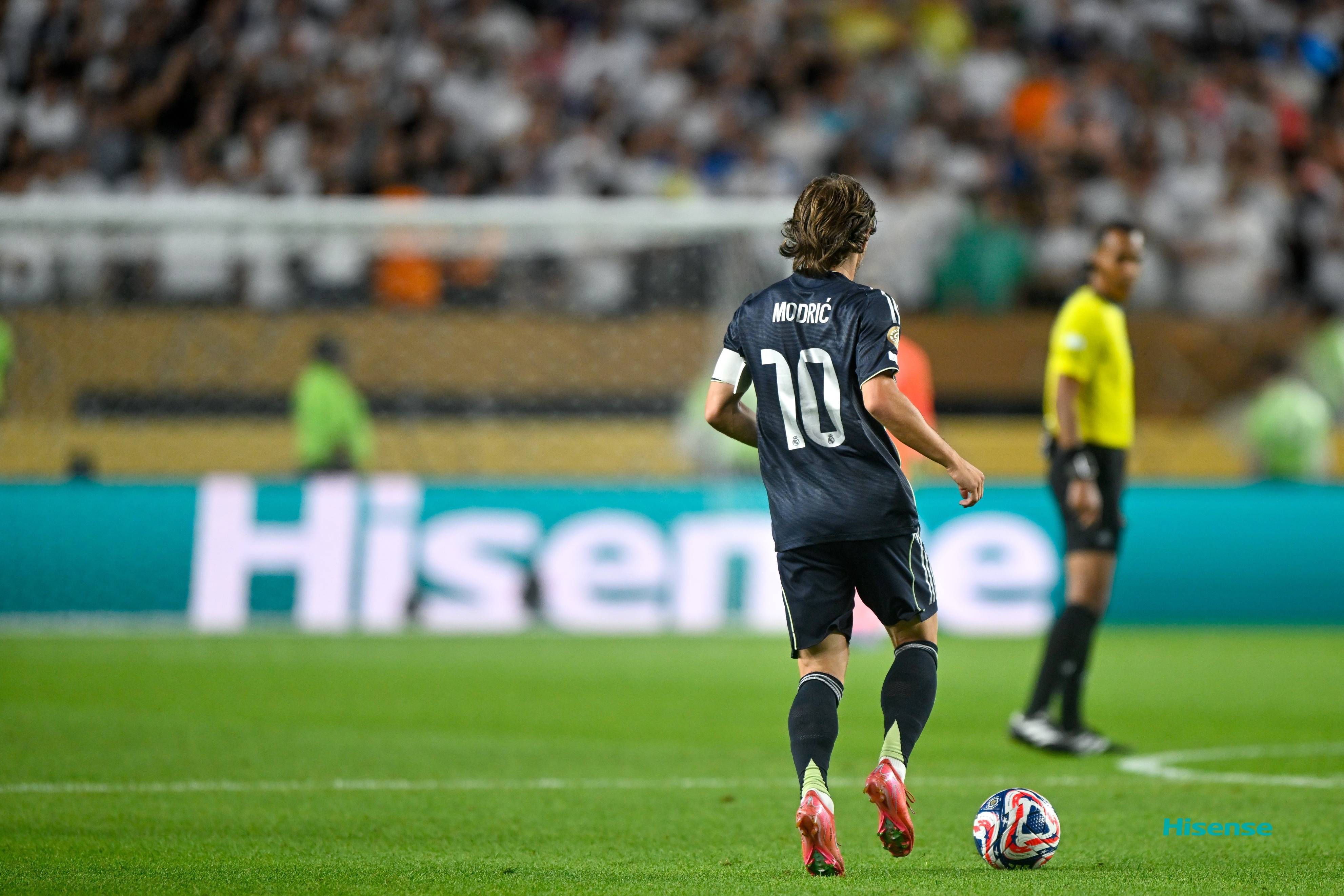 球员表现出色，功不可没，球队获得宝贵胜利的简单介绍