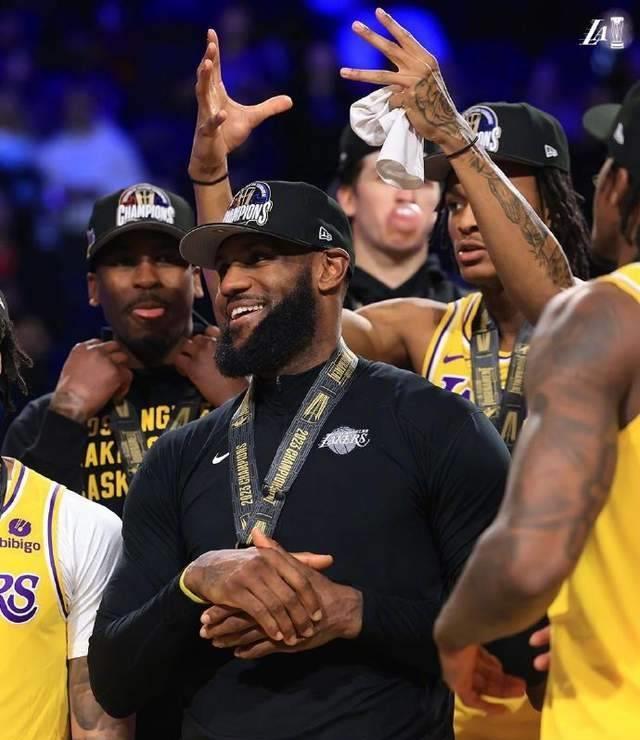 包含湖人队全队拼尽全力比赛中夺冠的词条 包含湖人队全队拼尽全力比赛中夺冠的词条