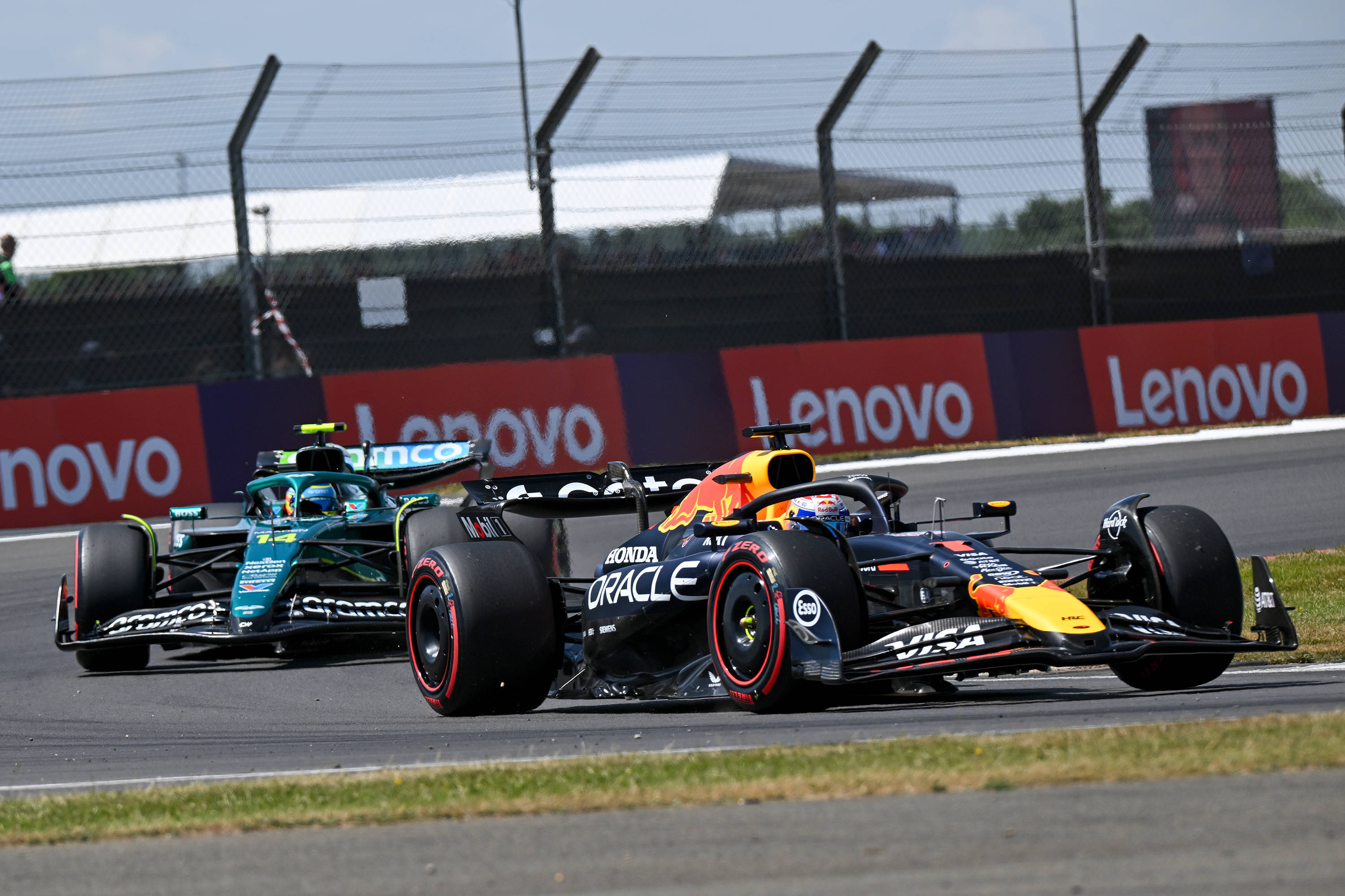 梅赛德斯横扫威廉姆斯，拉塞尔点燃赛场的简单介绍